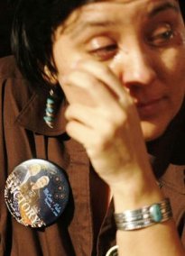 Un elettrice piange per la sconfitta